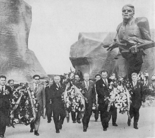 Открытие мемориалa «Прорыв». 28 июля 1974 годa. мемориальный комплекс, посвящённый прорыву шестнадцатью партизанскими отрядами блокады, осуществлявшейся немецкими войсками.