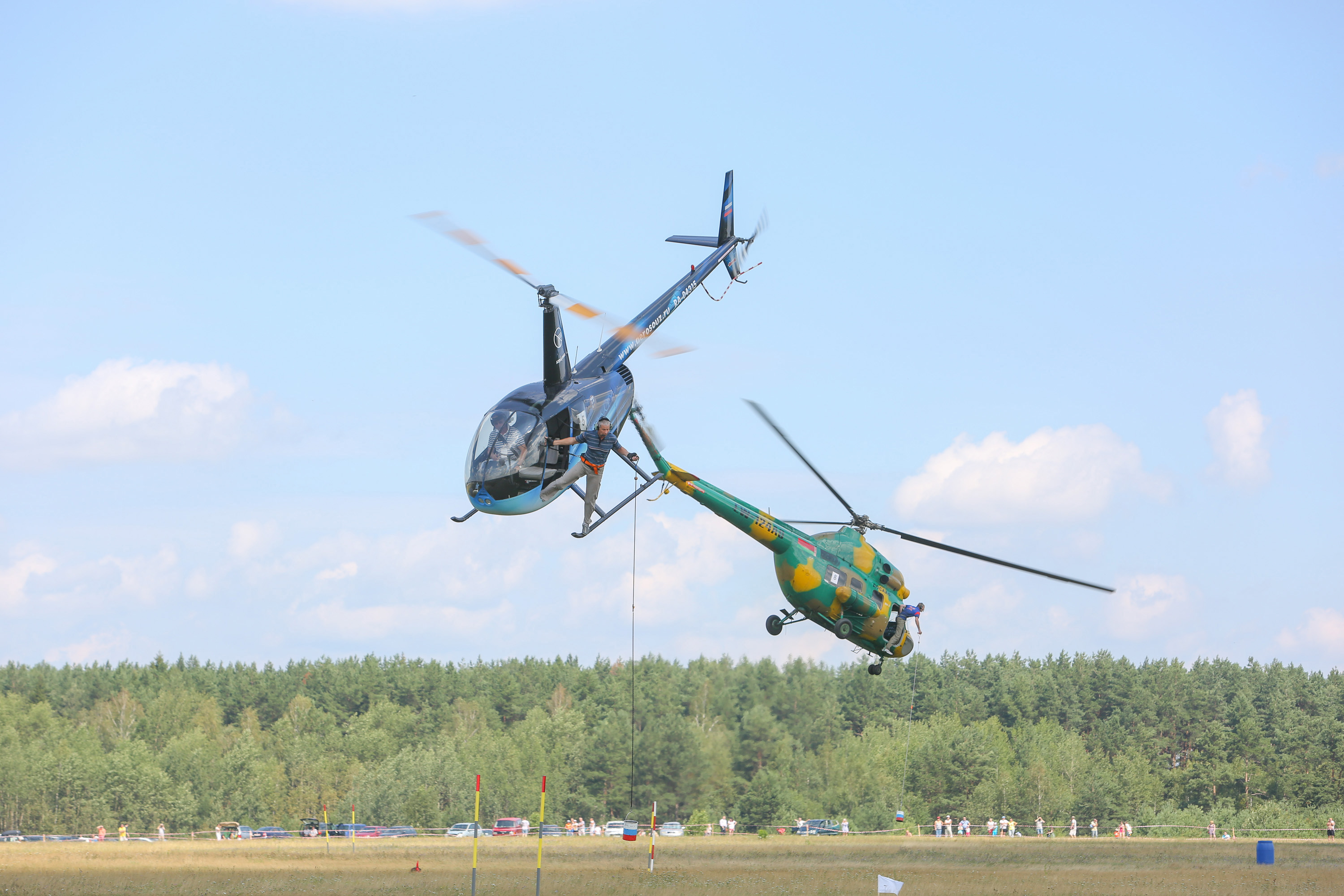 На авиашоу под Минском вертолет Ми-2 задел винтом землю
