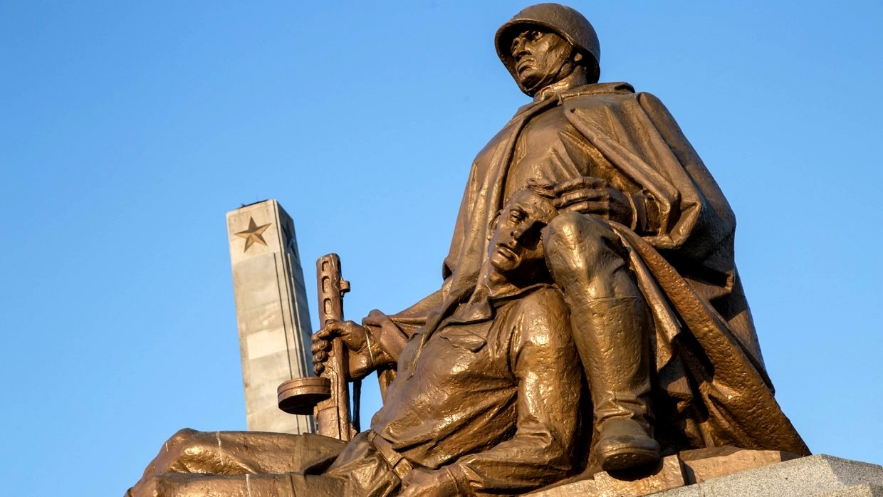 В Польше вступил в силу закон о сносе памятников советским солдатам 1