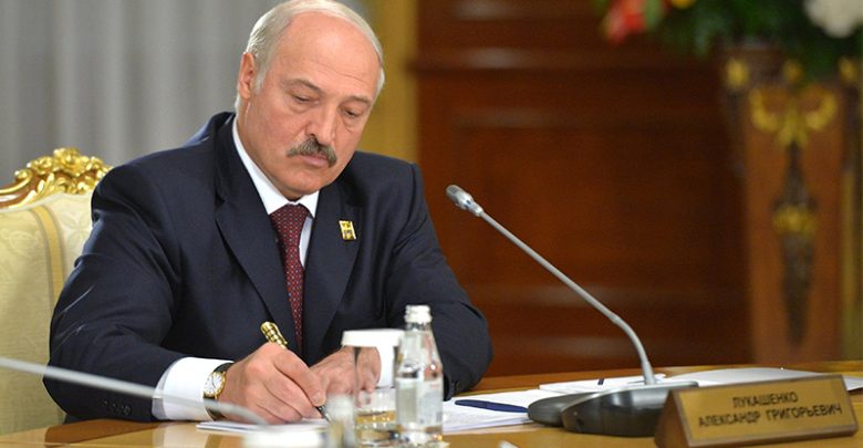 Президент Беларуси Александр Лукашенко подписывает указ