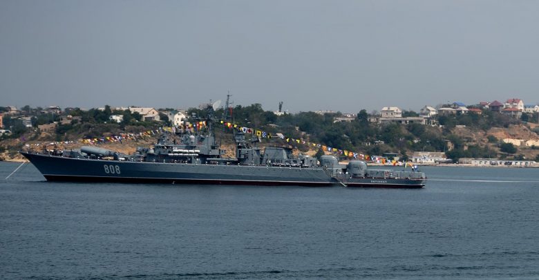 российский военный корабль плывёт по воде