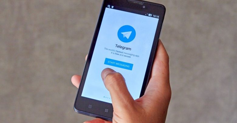 Telegram на экране смартфона