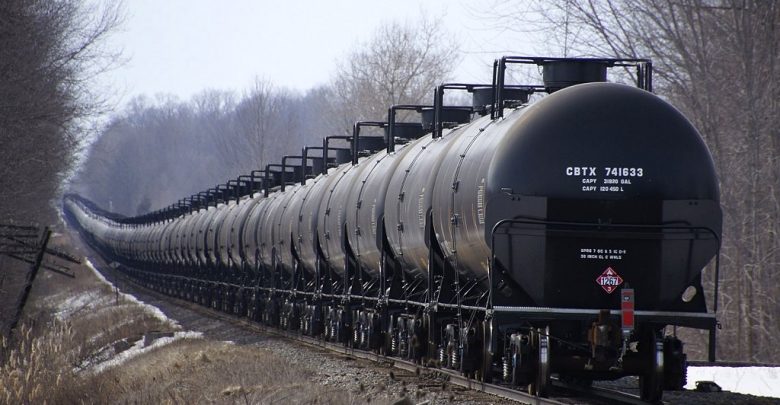 вагоны с нефтью едут по железной дороге