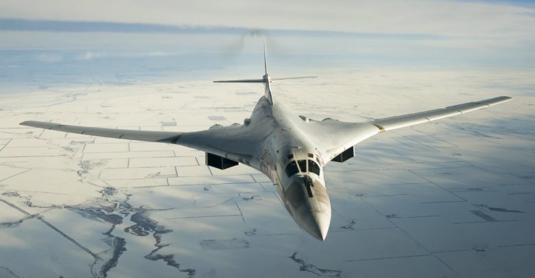 Ту-160 летит над льдами