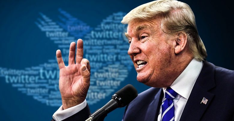 Президент США Дональд Трамп на фоне эмблемы твитера
