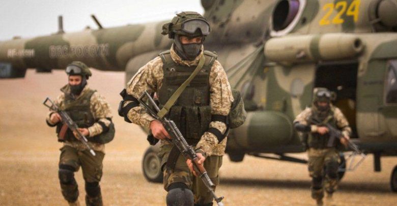 Военные высаживаются с вертолёта