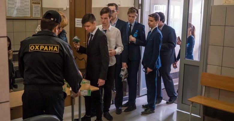 Охрана запускает учеников в школу