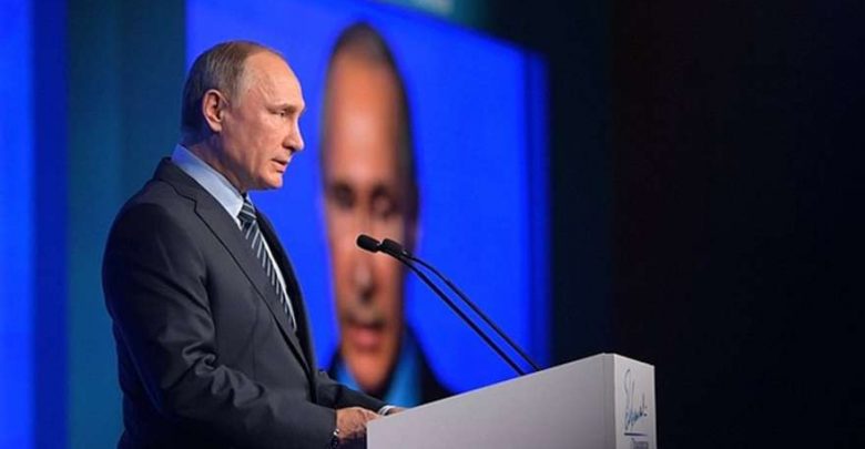 Выступление Путина перед Федеральным собранием на фоне экрана