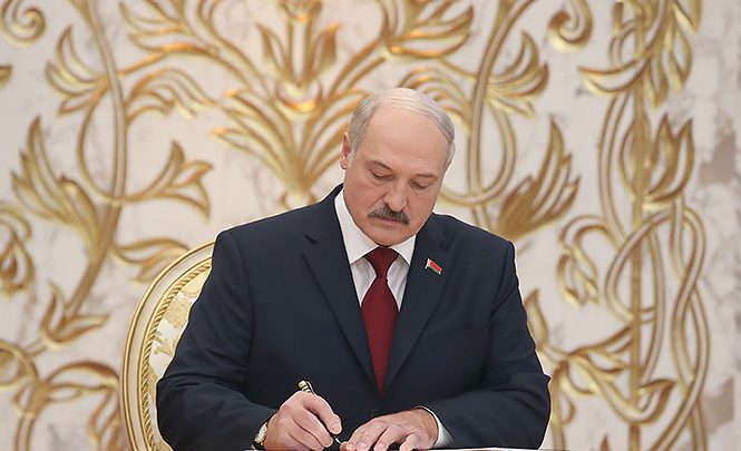Президент Беларуси александр Лукашенко подписывает документ