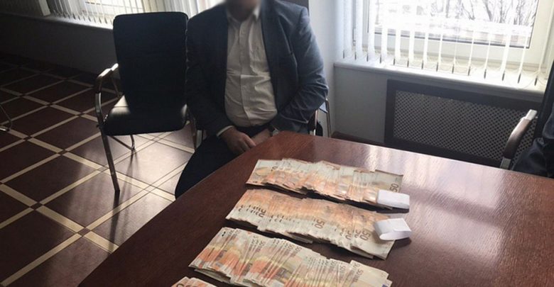 Задержание взяточника и деньги на столе