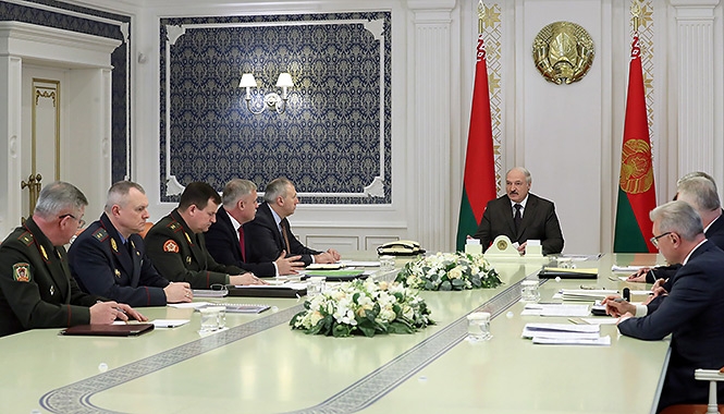 Александр лукашенко на совещании с членами совета безопастности Беларуси