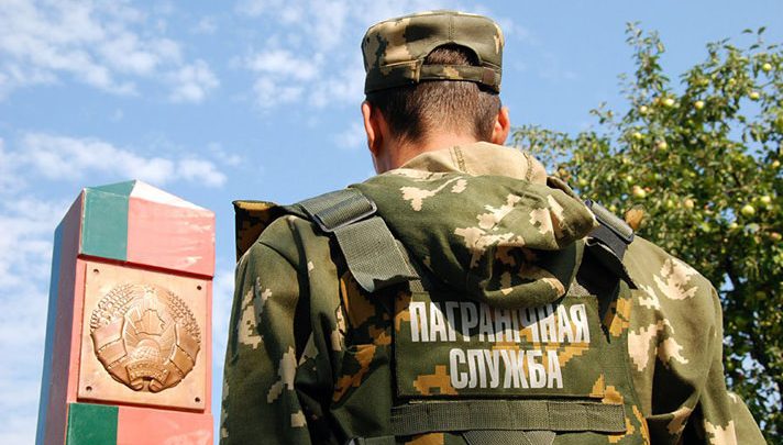 Боец пограничной службы Беларуси на границе страны