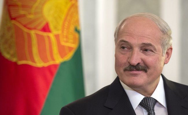 Улыбающийся президент Беларуси Александр Лукашенко