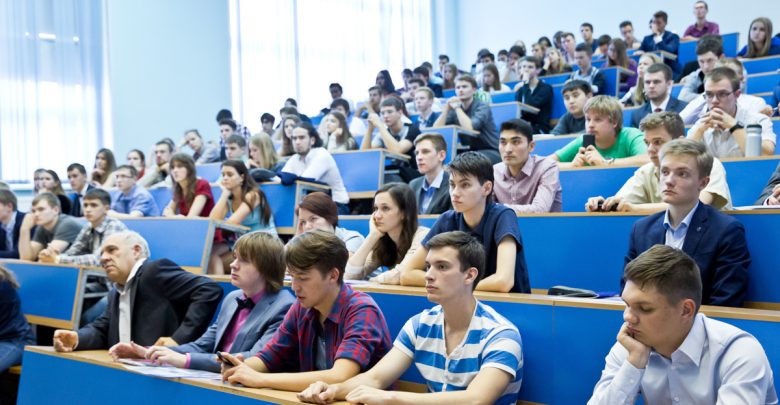 Студенты в поточной аудитории