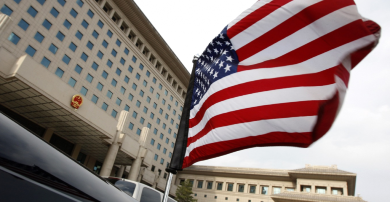 флаг США на машине американской делегации