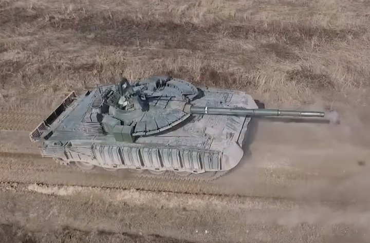 Модернизированный танк Т-80БВМ с усиленной защитой.