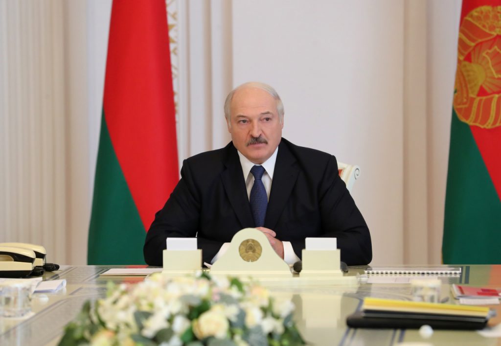 Лукашенко призвал отвечать распространителям фейков