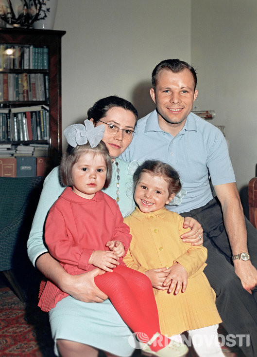 Юрий Гагарин с семьёй 