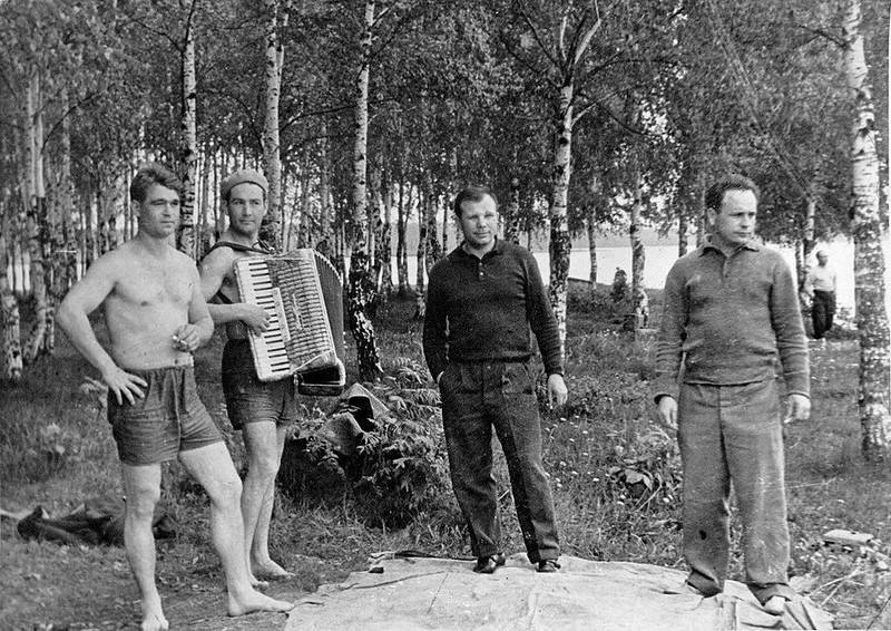 Юрий Гагарин на природе с друзьями космонавтами 