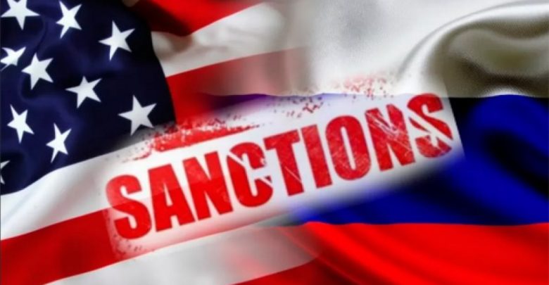 Флаги США и России с надписью санкции на английском