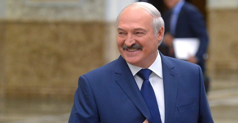 Лукашенко смеётся на официальном мероприятии