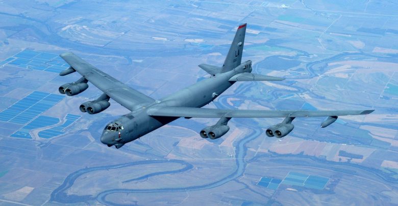 Бомбардировщик США B-52H Stratofortress в небе