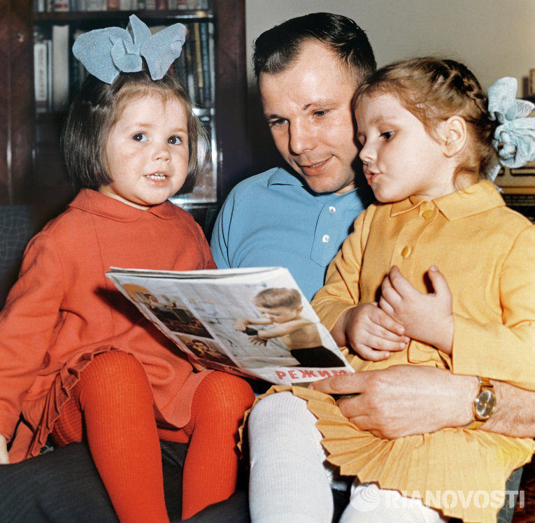 Гагарин с дочками. гагарин, история, фото