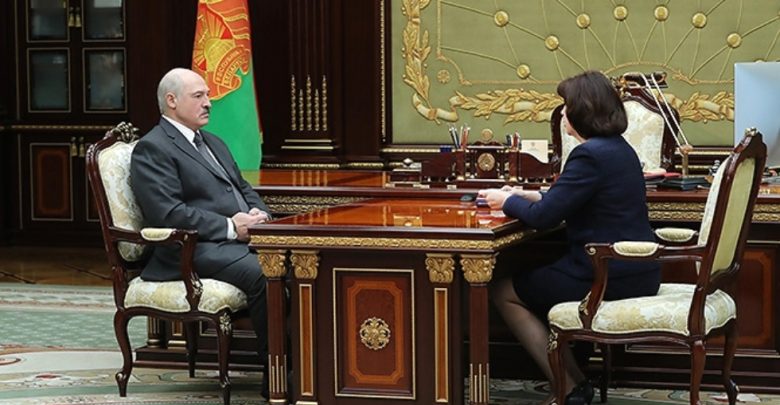 Президент Беларуси Александр Лукашенко и глава Администрации Президента Наталья Кочанова