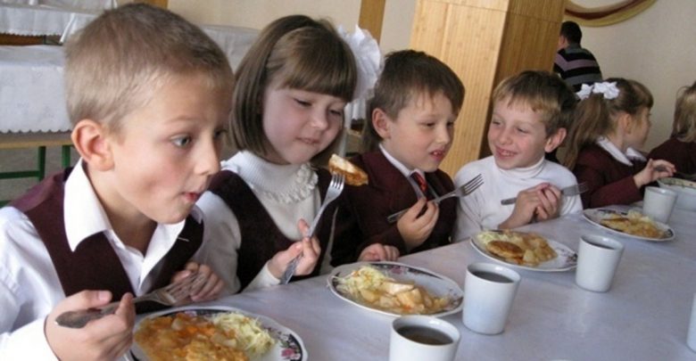 Дети в столовой
