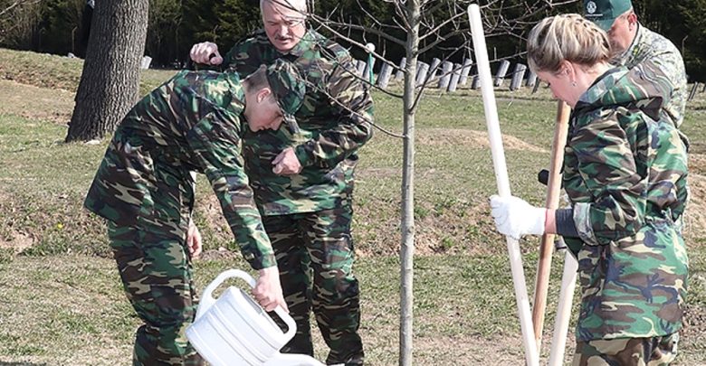 Президент Беларуси Александр Лукашенко и его младший сын Николай принимают участие в субботнике