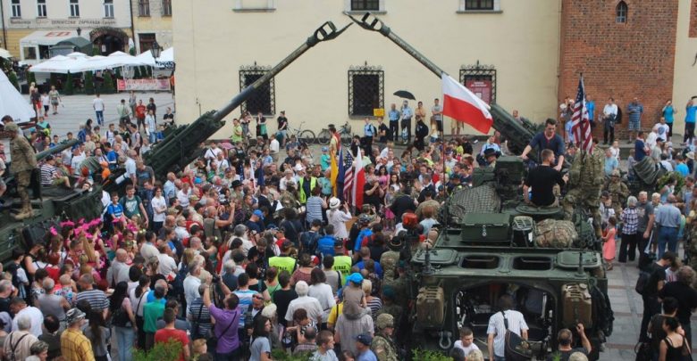 Польское население осматривает американскую бронетехнику