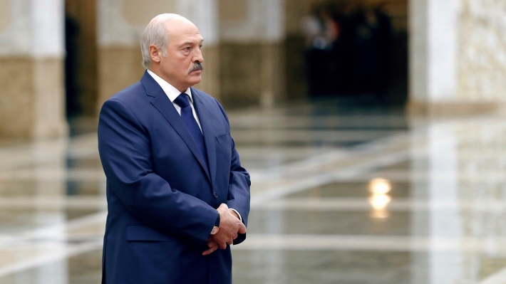 Александр Лукашенко стоит взале сведя руки