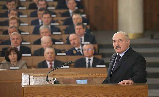 Президент Беларуси Александр Лукашенко выступает в парламенте