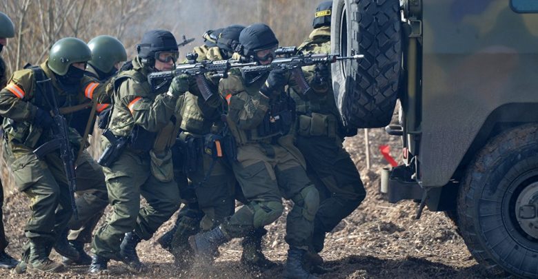 Штурмовой отряд движется под прикытим бронемашины