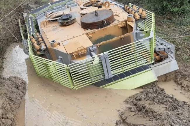 Утонул в грязи: у нового Leopard-2А4 возникли проблемы с проходимостью