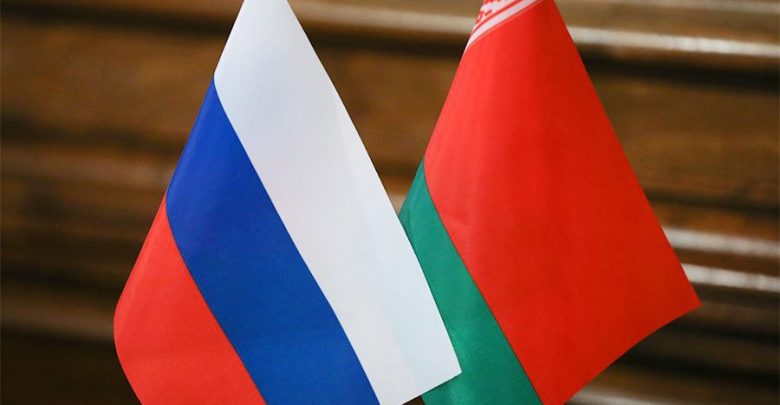 Настольные флаги Белпруси и России стоят рядом