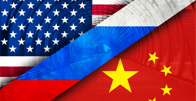 Флаги России, США и Китая на фоне тонеля