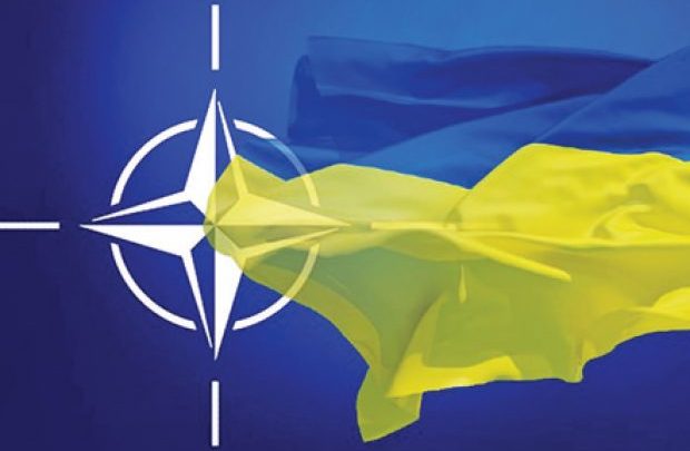 Флаг Украины на воне знмени НАТО