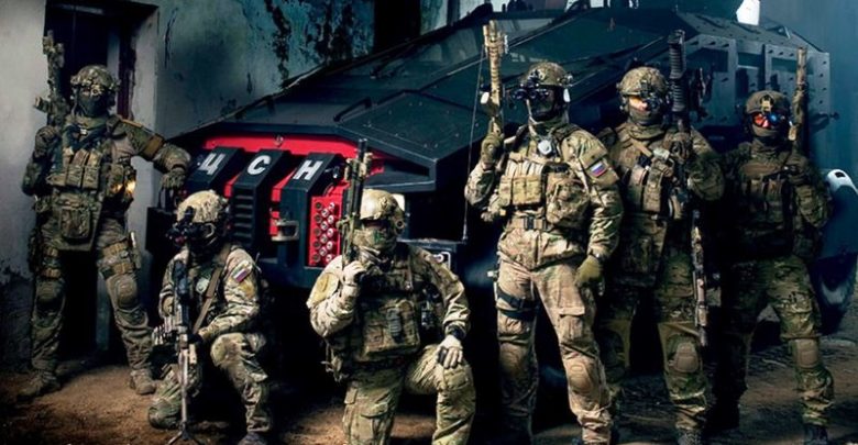 Бойцы спецподразделения позируют на фоне нойвой техники