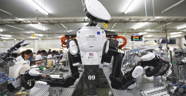 Робот помогает на производстве