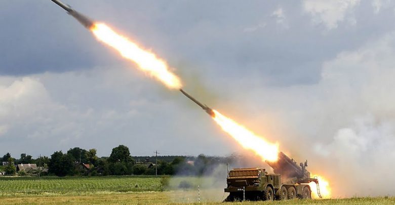 Система залпового огня ураган делает залп