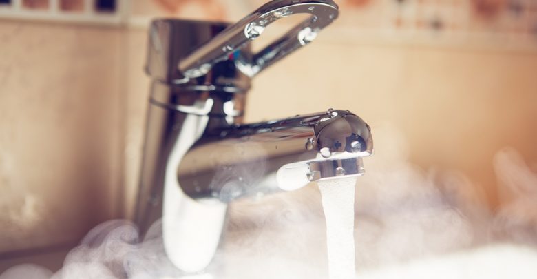 горячая вода течёт из крана