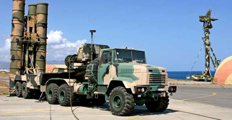 пускавая система ЗРК с-300 стоит на фоне неба и радарного комплекса