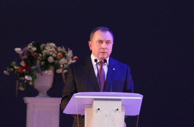 Владимир Макей выступает за трибуной