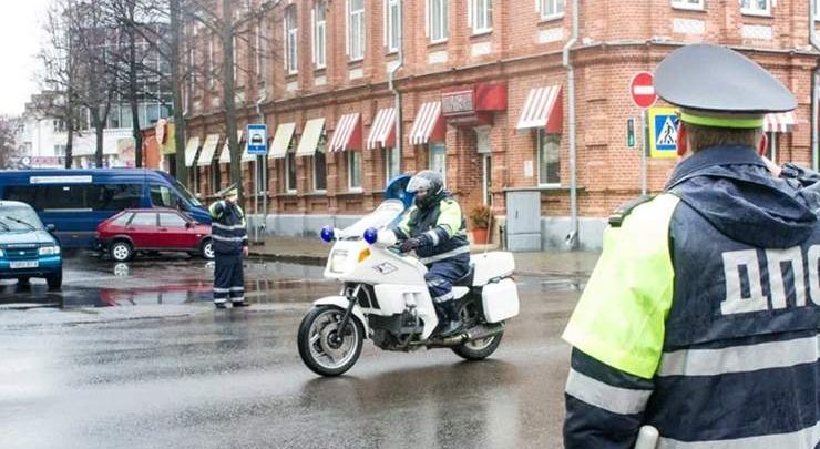Сотрудники ГАИ Магилёва на дороге