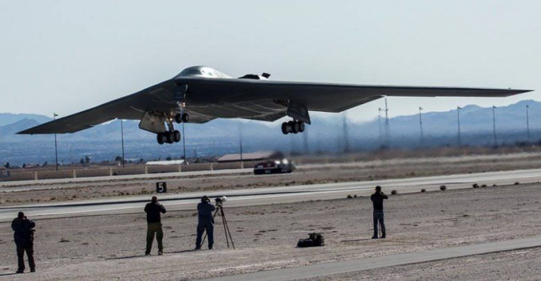 Бомбардировщик невидимка армии США взлетает с авиабазы