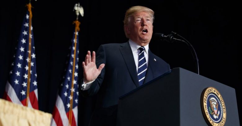 Выступление Дональда Трампа на фоне американского флага