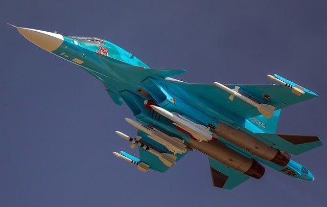Летящи Су-34 с боекомплектом