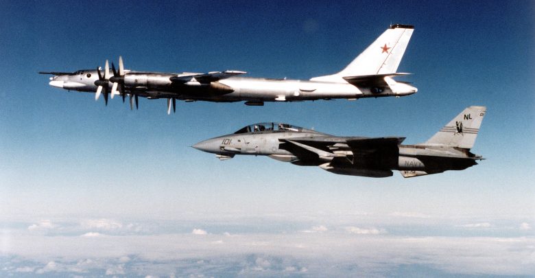 Ту-95 в сопровождении американского самолёта