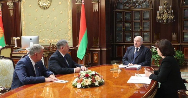 Лукашенко принимает чиновников в кабинете